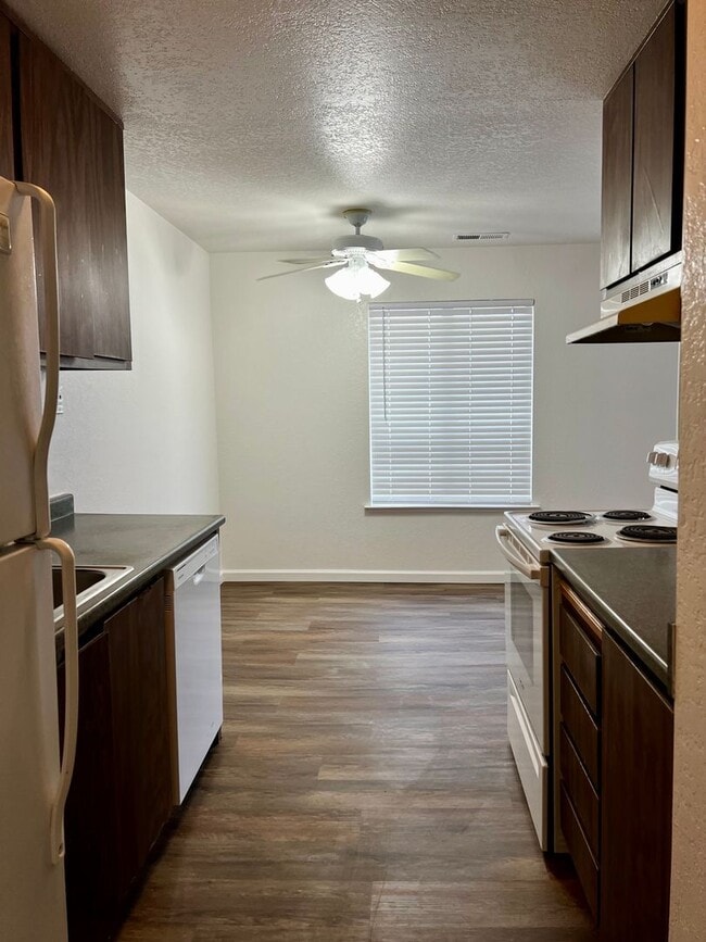 Photo - 4602 Neil Rd