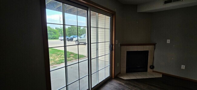 Photo - 605 Kimberlite St Unit 1