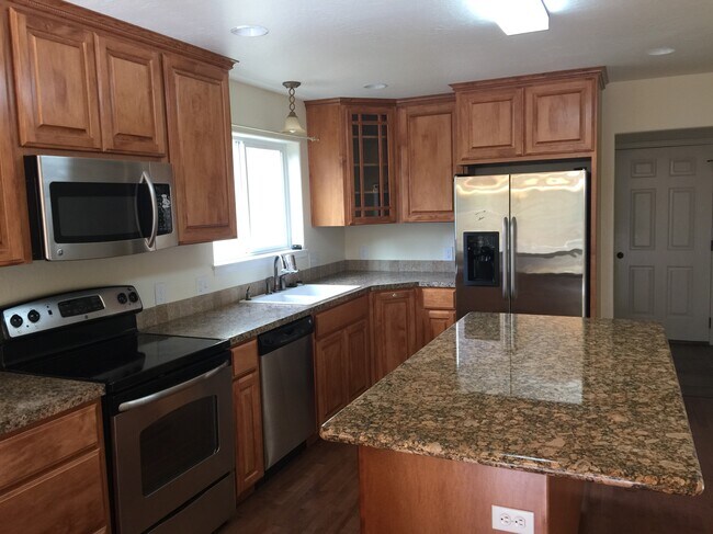 Photo - 725 SW Staley Dr