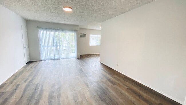 Photo - 20317 Saticoy St