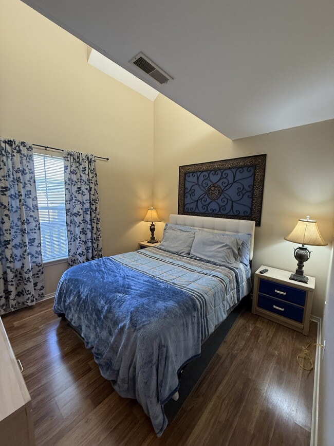 Photo - Penthouse Fully Furnished - Lakeview 2 Bed...