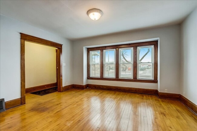 Living room & entry - 1703 W Custer Ave