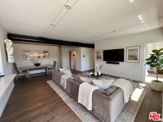 Photo - 838 N Doheny Dr