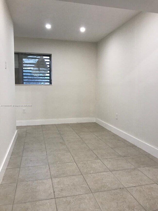 Building Photo - 1951 NE 167th St Unit 4