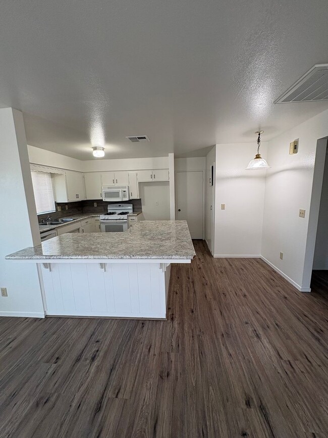 Photo - 700-710 E Tulare Ave Unit 700