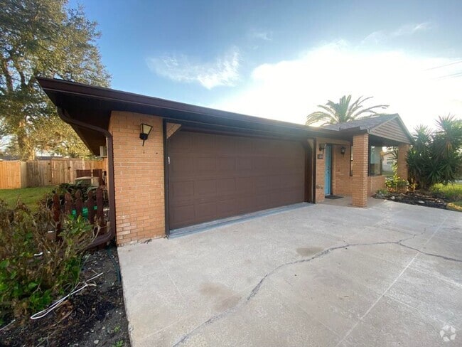 Building Photo - 3/2 Pool Home in Fairway Estates