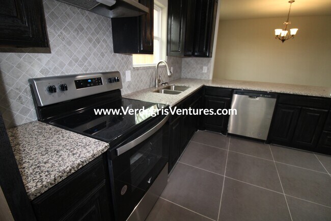 Photo - 707 N Brazos Ave