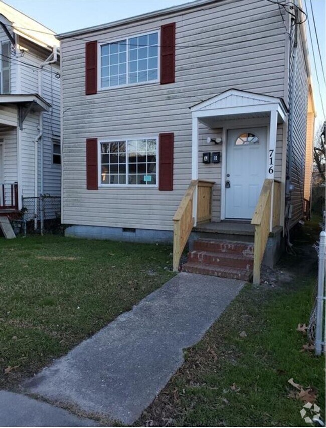 Building Photo - 716 31st St Unit B Rental