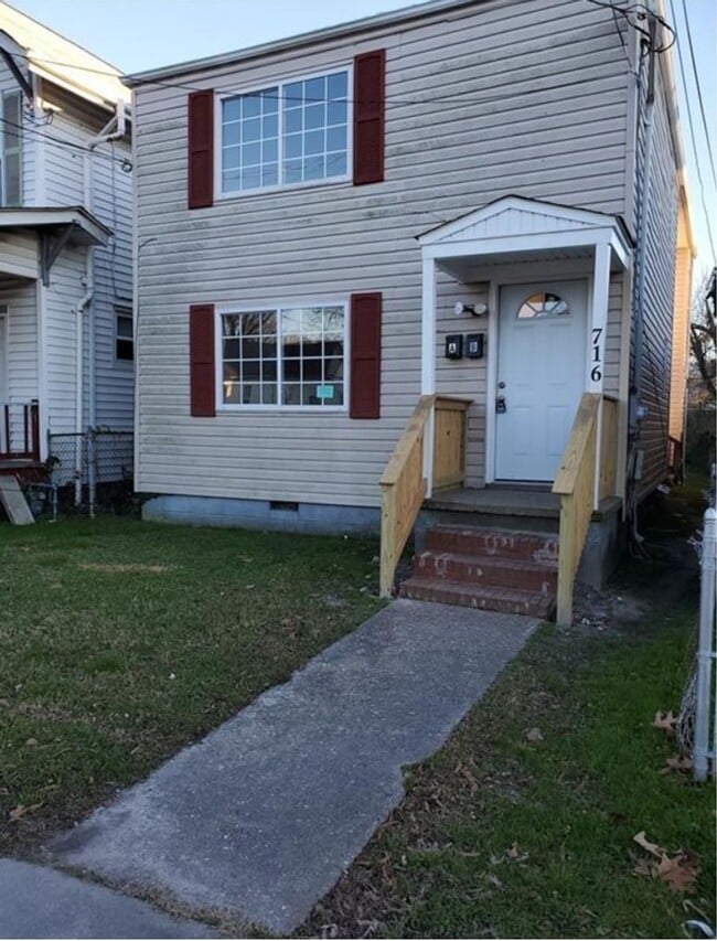 Building Photo - 716 31st St Unit B Rental