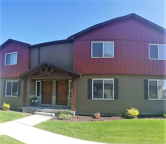 Building Photo - 3 Bedroom, 1.5 Bath Townhome in the Meadows!