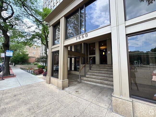 Building Photo - 1660 N La Salle Dr Rental