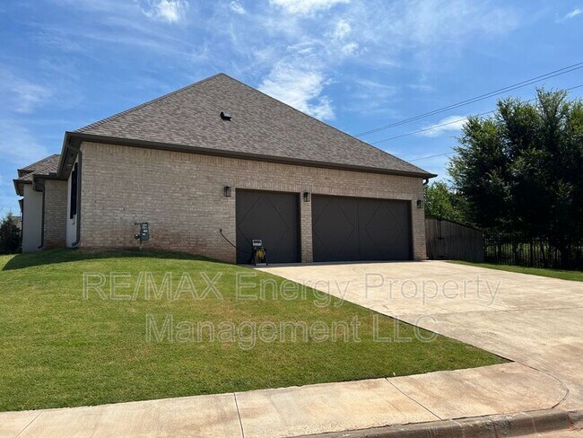 Photo - 440 St Claire Dr