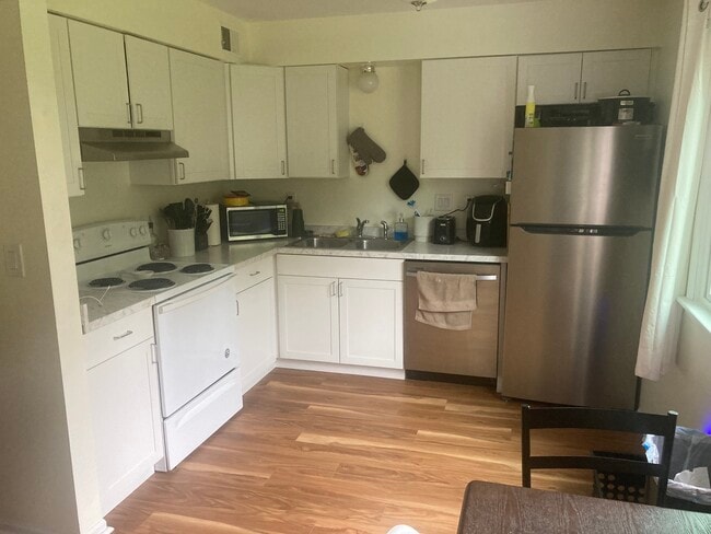 Kitchen - 308 N Emmons St Unit 4