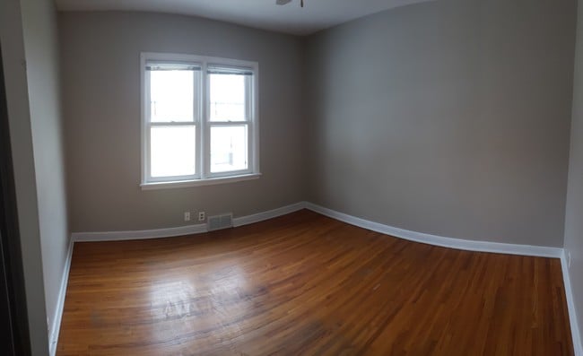 bedroom 1 - 4242 S 15th Ave Unit 1