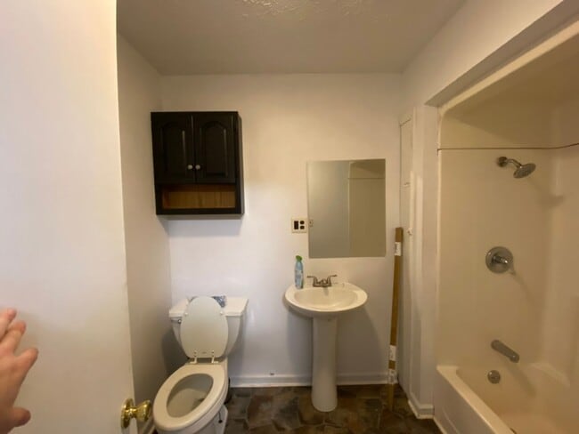 Photo - 2 bed - 1 bath - 1 Car Garage Duplex w/ Utilities