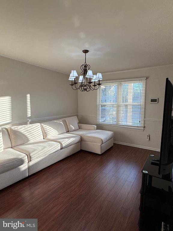 5 Westbury Dr