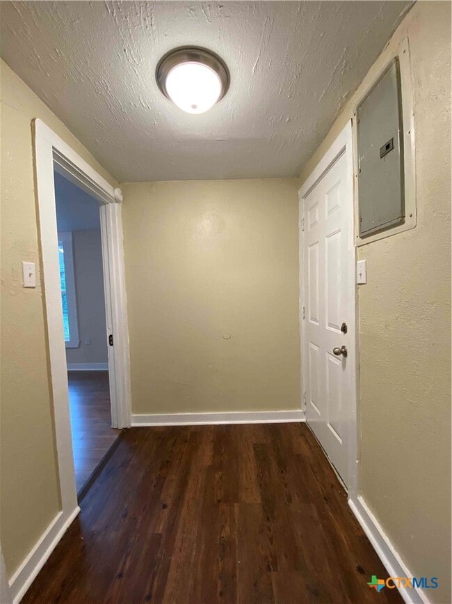 Photo - 904 N Main St