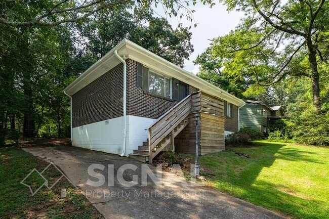 Photo - 320 Argonne Dr NE