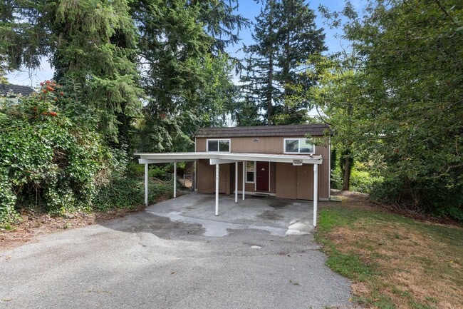 Building Photo - 6118 Kenwood Dr