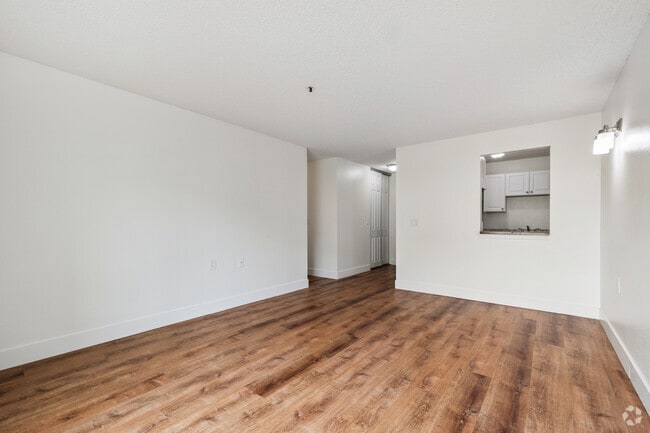 1 habitación, 1 baño - 615 pies cuadrados - Sala de estar - Amberwood Apartments