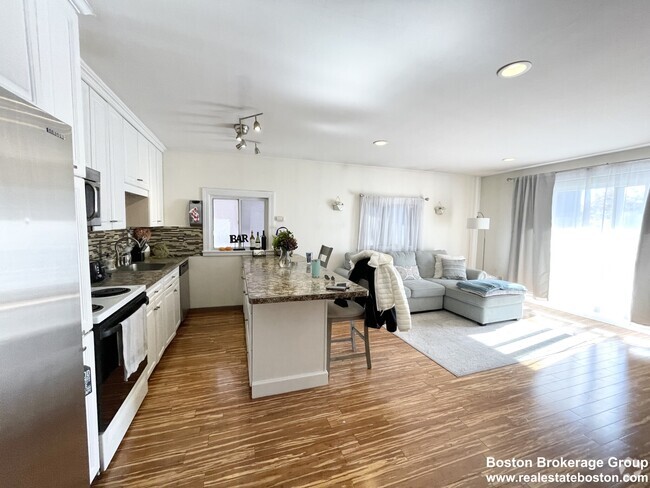 Building Photo - 380 E 8th St Unit east 8th Rental