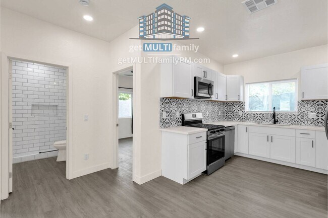 Photo - 1006 E Pasadena Ave Unit C