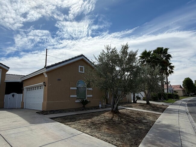 Building Photo - 48638 Barrymore St