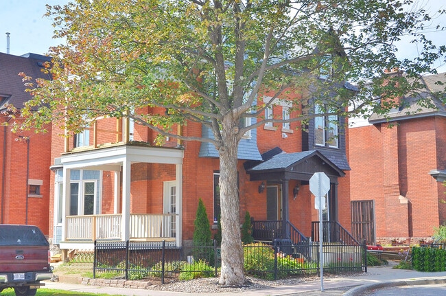 Building Photo - 160 Waverley St Unit 3