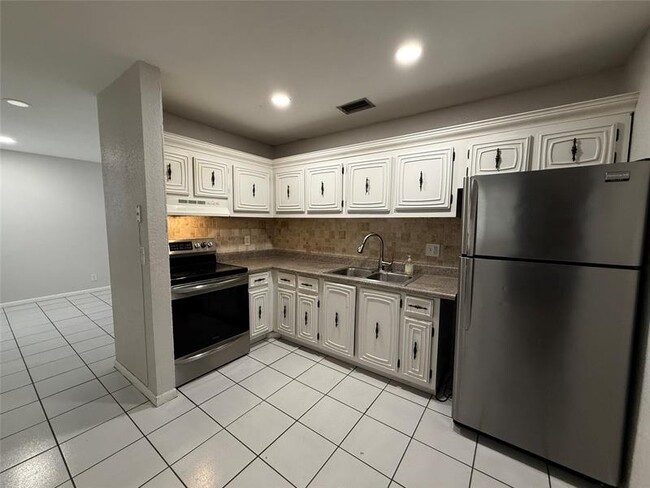 Building Photo - 511 W Kalmia Dr Unit 10