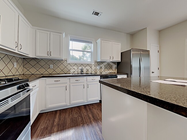 Photo - 4620 Stonehaven View