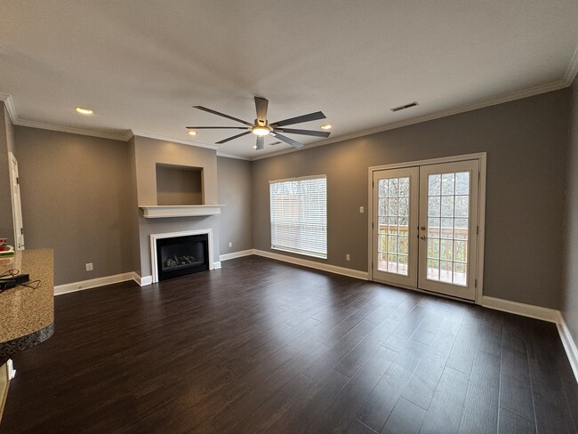 Building Photo - 304 Queen Victoria Way