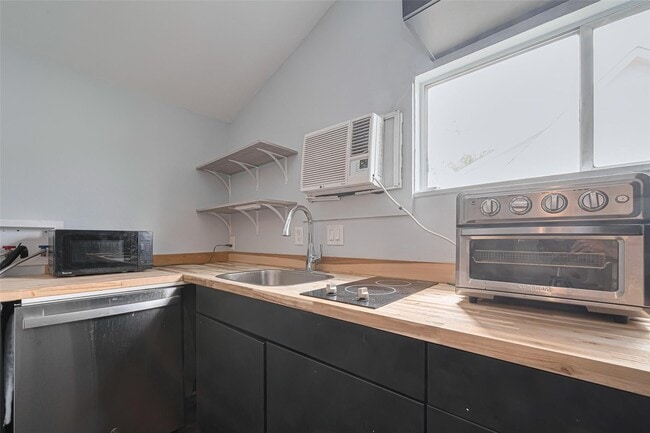 Photo - 845 Columbia St