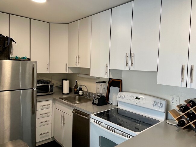 Building Photo - 2400 N Lakeview Ave Rental