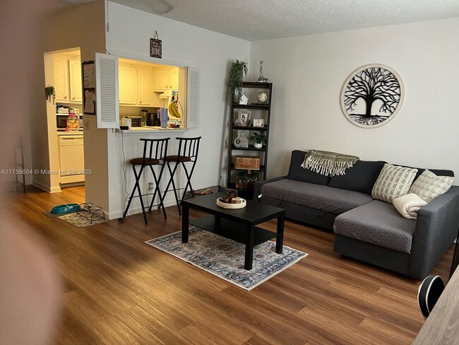 Photo - 496 Fanshaw L Unit 496