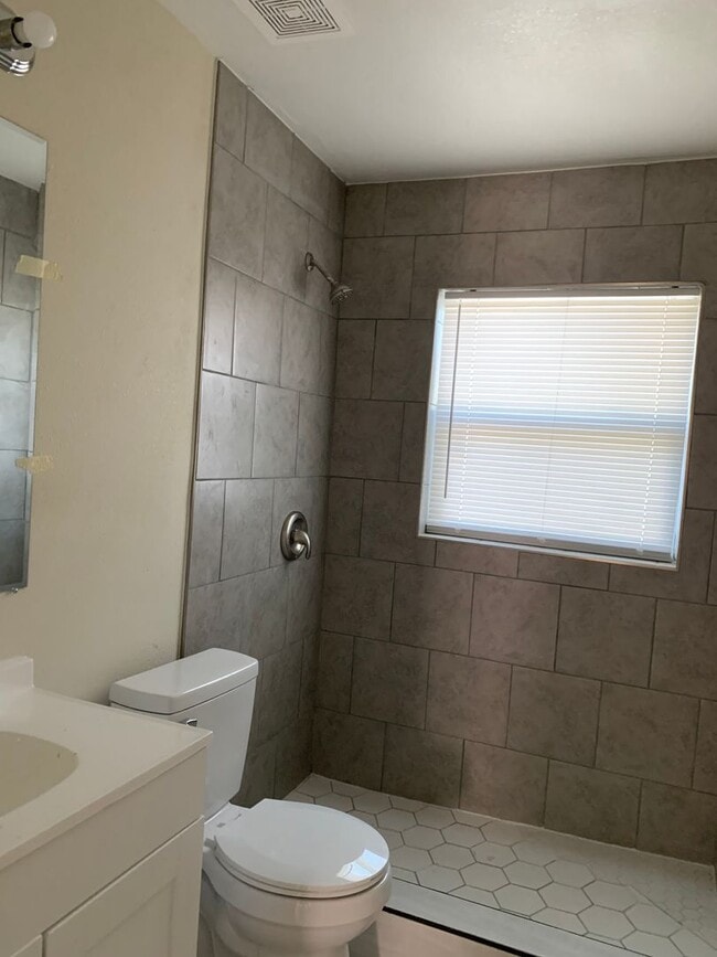Photo - Single Family House 4bed/2bath Rent $1850/month ready June 2026