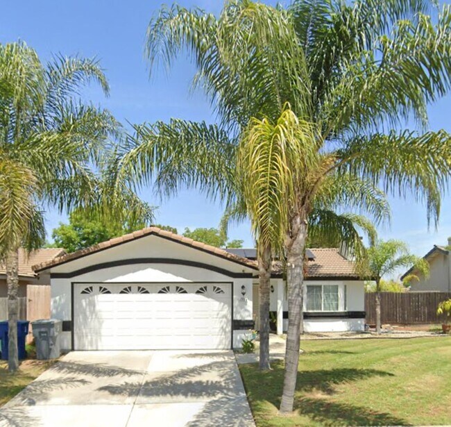**Madera 4 bedroom 2 bath home with solar** - **Madera 4 bedroom 2 bath home with solar**