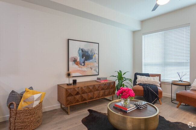 1BR, 1BA - Uptown - 641 SF