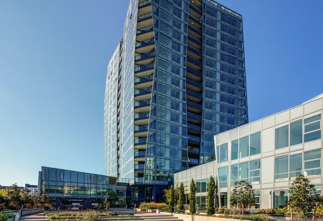 Building Photo - 1Bd/1.5Ba Bellevue Condo Unit 808