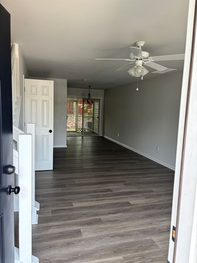Photo - 122 Hornby Cir
