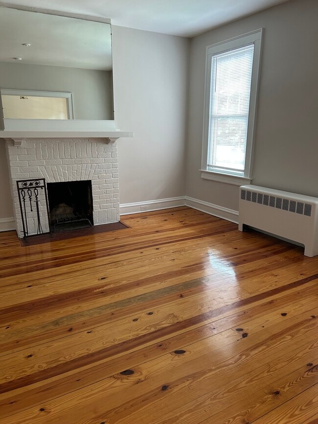 Livingroom - 7 S Dooley Ave