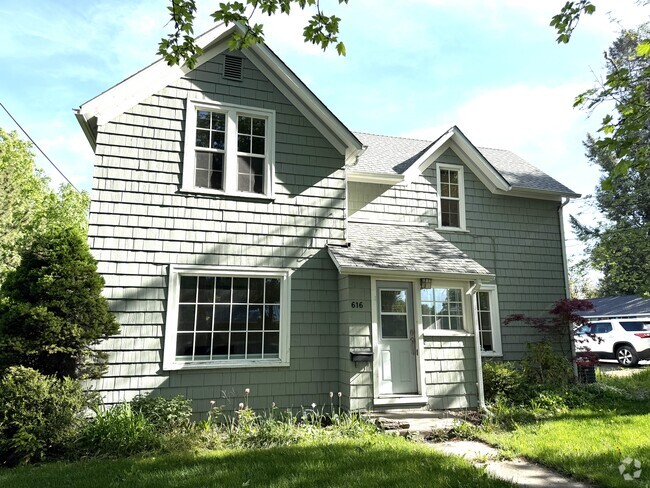 Building Photo - 616 E 8th St Rental