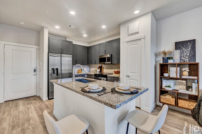 1BR, 1BA - 678SF - Kitchen/Dining Room - Broadstone Oliver