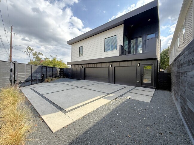 Photo - 1015 E 27th St