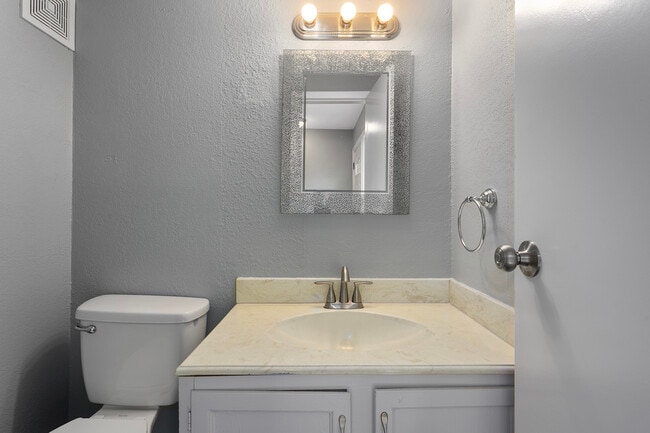 Photo - 577 NW Valleybrook Rd