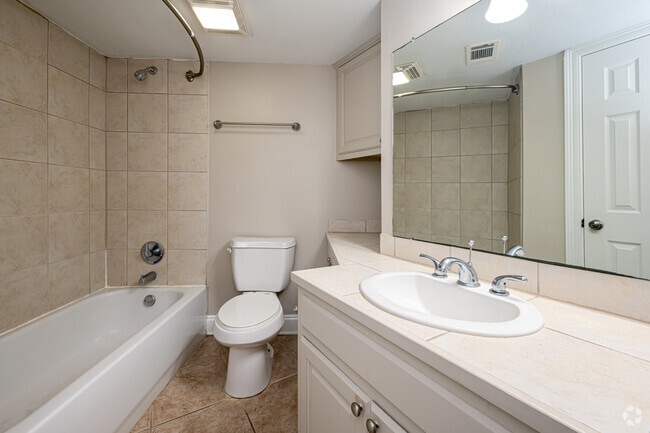 2BR, 2BA - 921SF - Primary Bathroom