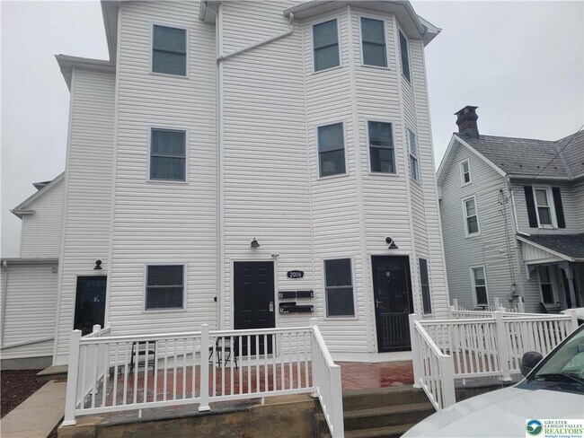 Photo - 2006 Washington Ave Unit 6