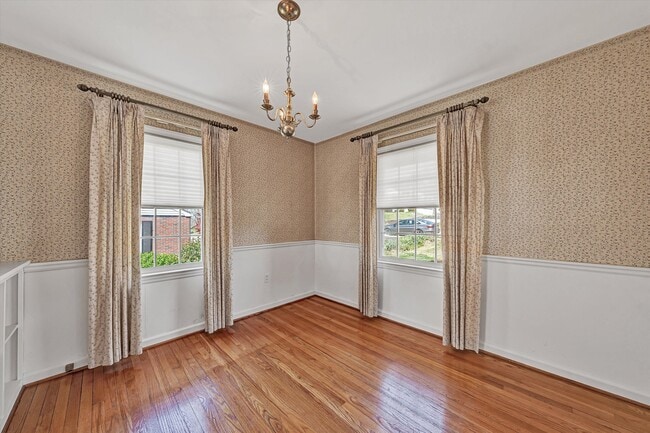 Photo - 2779 Derwent Dr SW