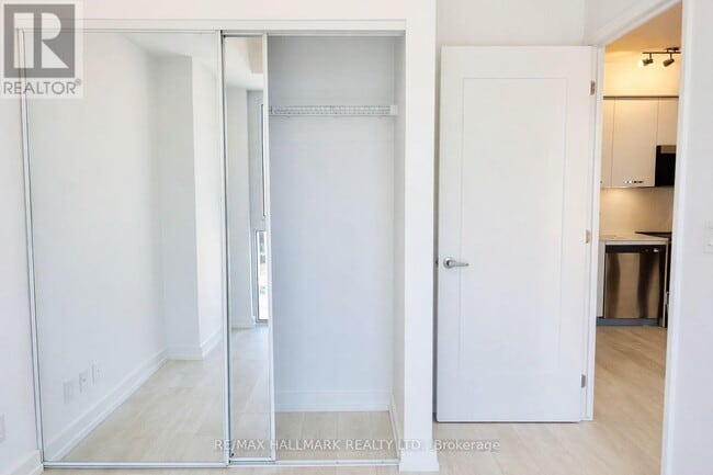 Photo - 75 James St S Unit 713