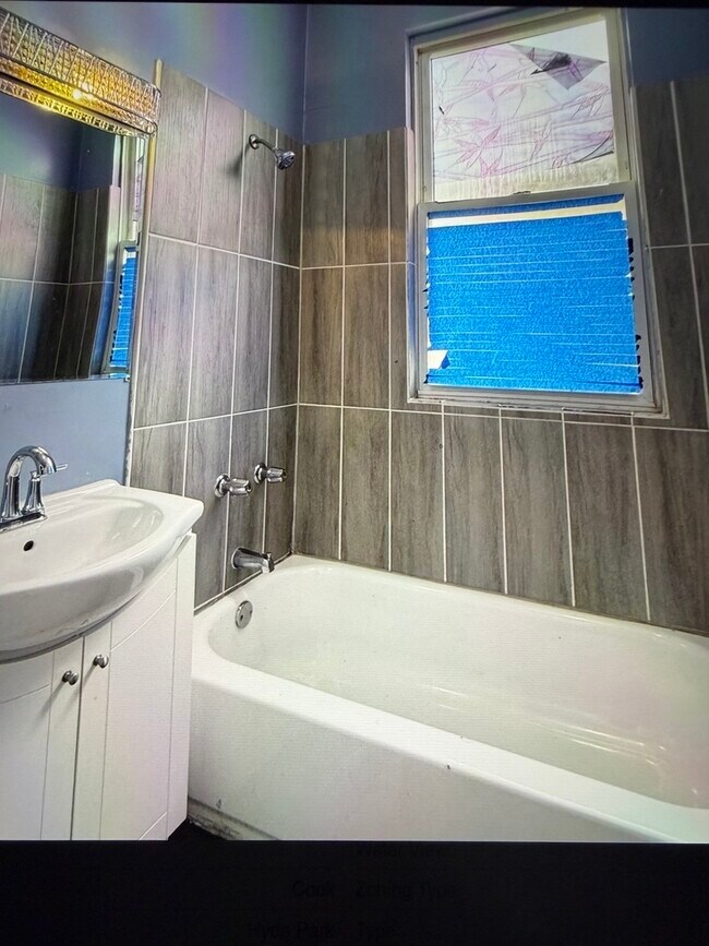 Photo - 5943 S Indiana Ave Unit 3