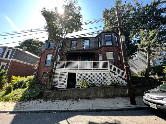 Building Photo - 38 Newton St Unit 2